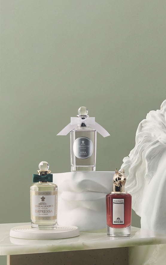 Empressa, Luna and Duchess Rose on marble pillar with a statue of horse and mouth