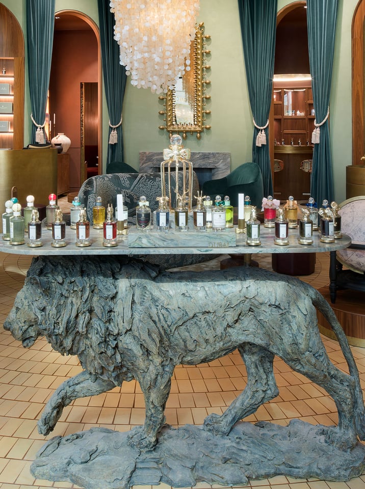 Lion sculpture fragrance table