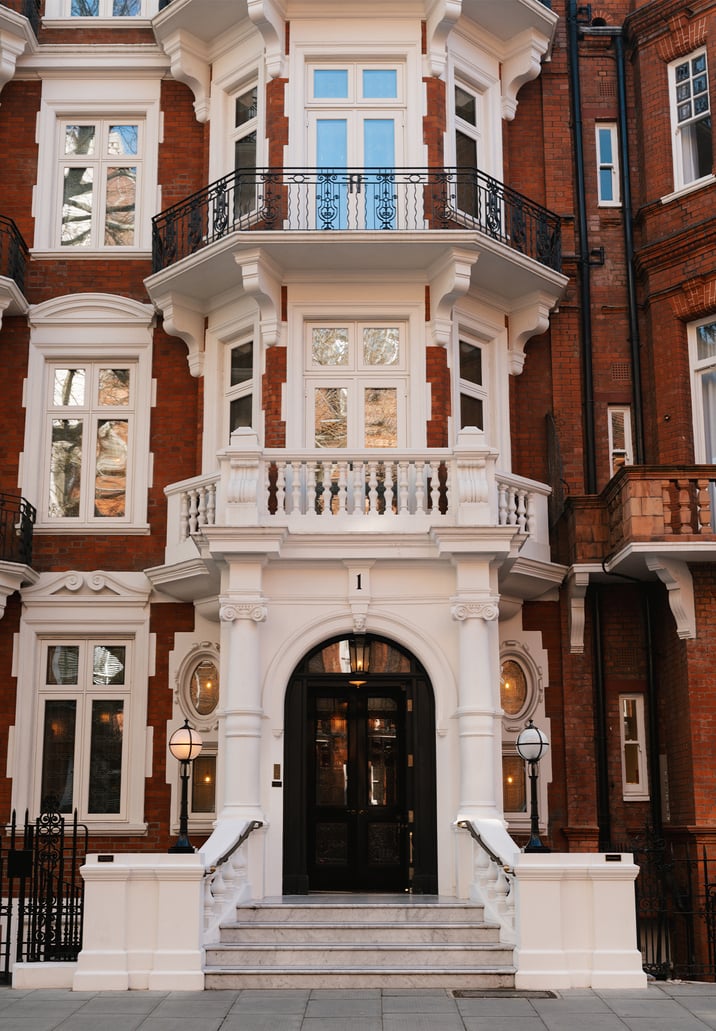 2026_London_By_Penhaligons_Blog_Thumbnail_1336x1924px_Sloane_Square.jpg
